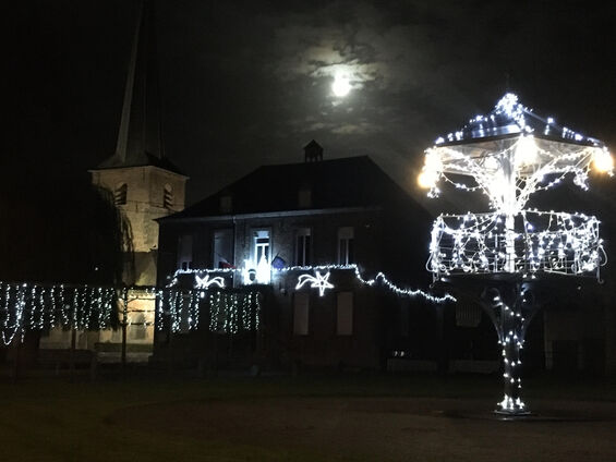 kiosque et mairie illuminé