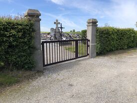 Grille à l'entrée du cimetière