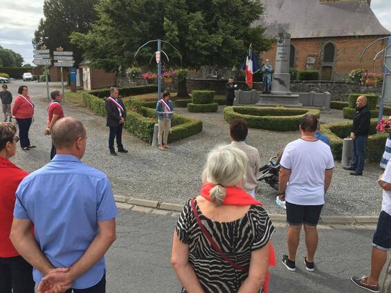 Regroupement devant le monument aux morts