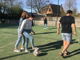 jeunes jouant au football