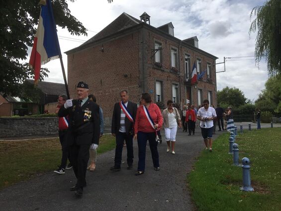 Défilé devant la mairie